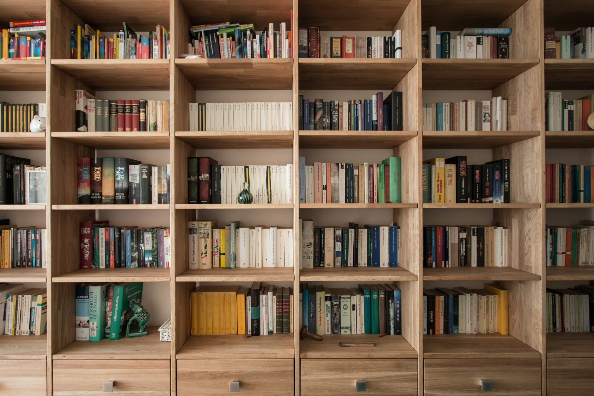 Dizaineres padomi: kā ierīkot mājas bibliotēku, kas kļūs par interjera akcentu?