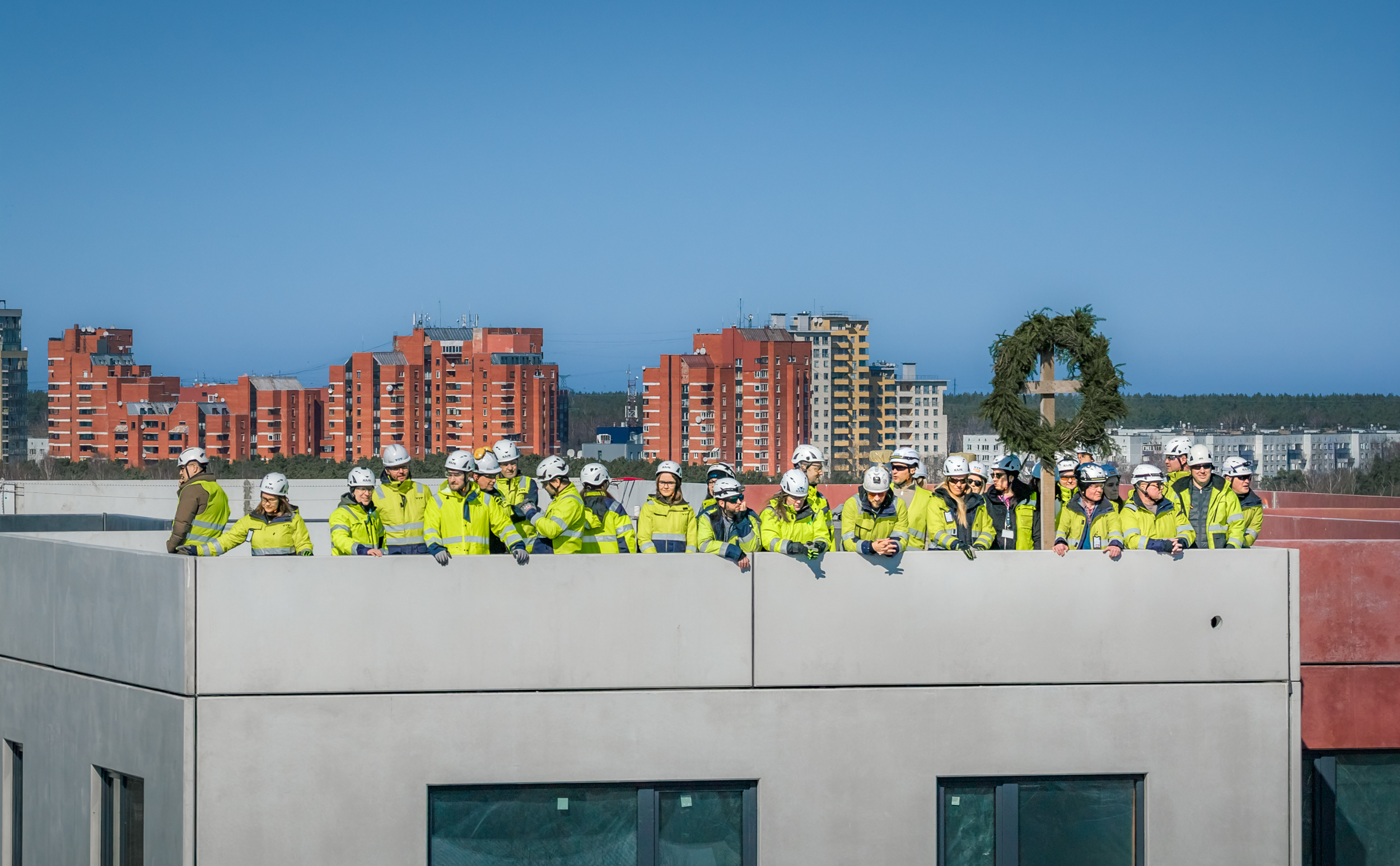 “YIT LATVIJA” nosvin līdz šim augstākā dzīvojamā projekta “Rubīns” spāru svētkus