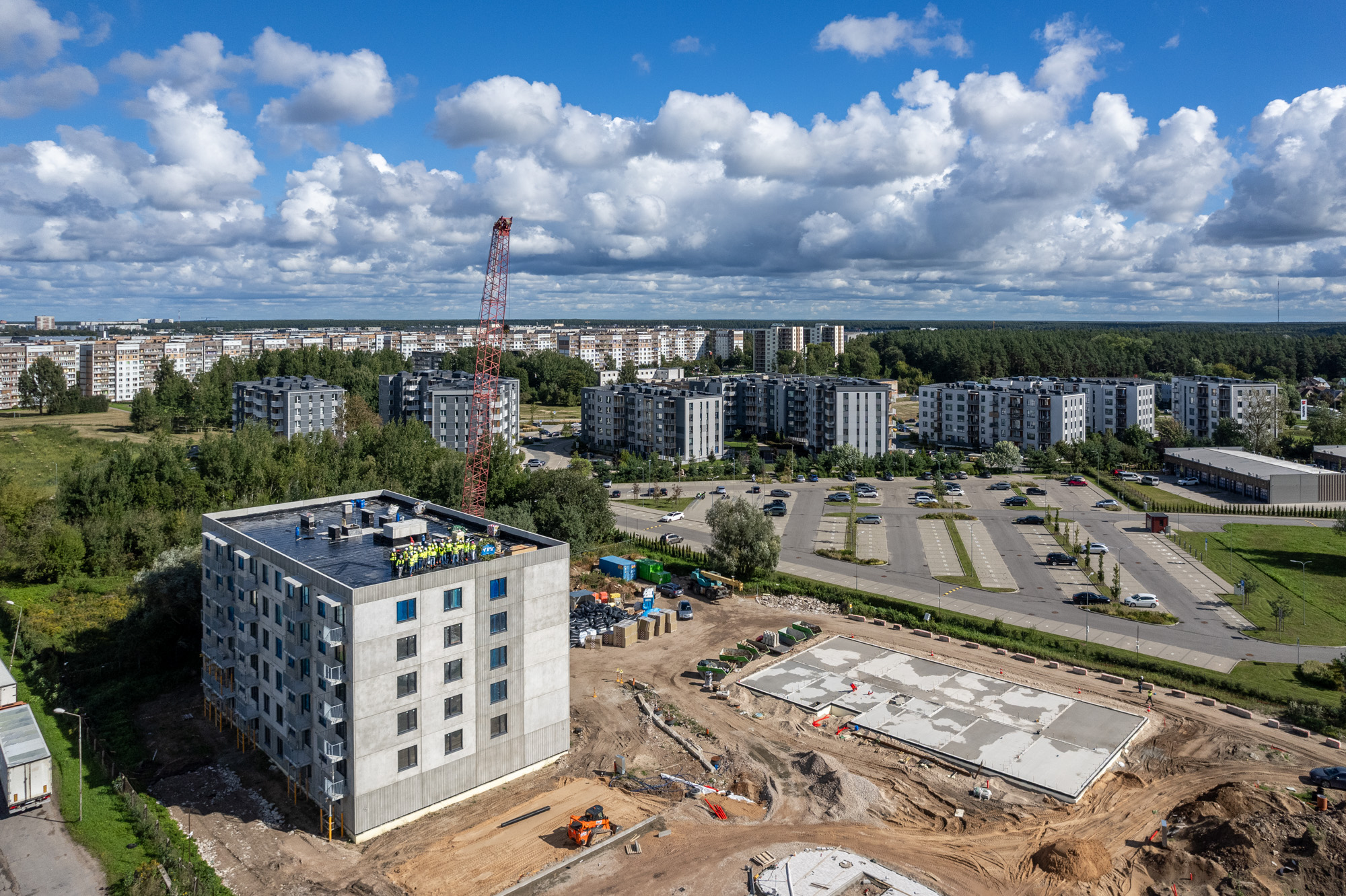 “YIT LATVIJA” atzīmē “Smilgas” pirmās ēkas spāru svētkus