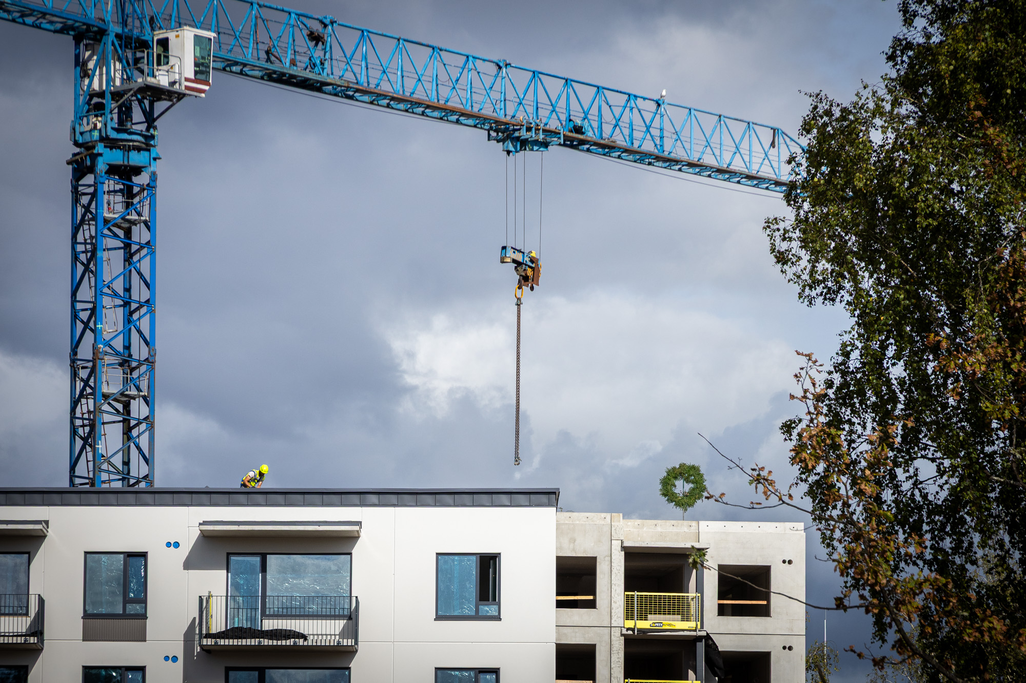 Pieaug pieprasījums pēc mājokļiem Āgenskalnā – “YIT LATVIJA” svin spāru svētkus jaunajai “Mārpagalmi” ēkai