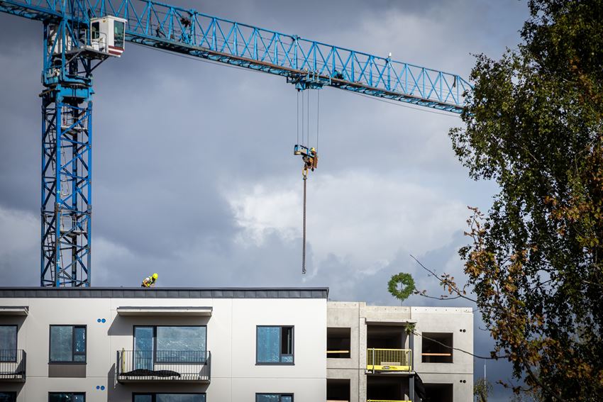 Pieaug pieprasījums pēc mājokļiem Āgenskalnā – “YIT LATVIJA” svin spāru svētkus jaunajai “Mārpagalmi” ēkai